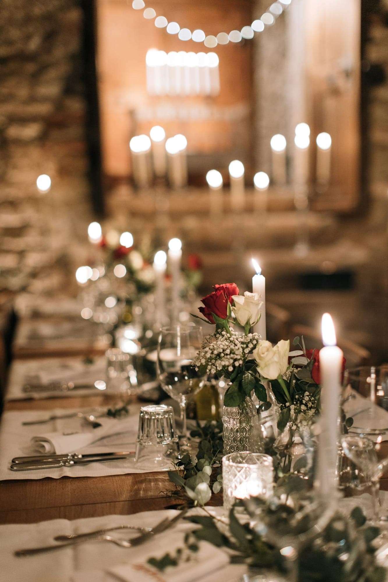 Lange dinertafel bij kaarslicht met rozen