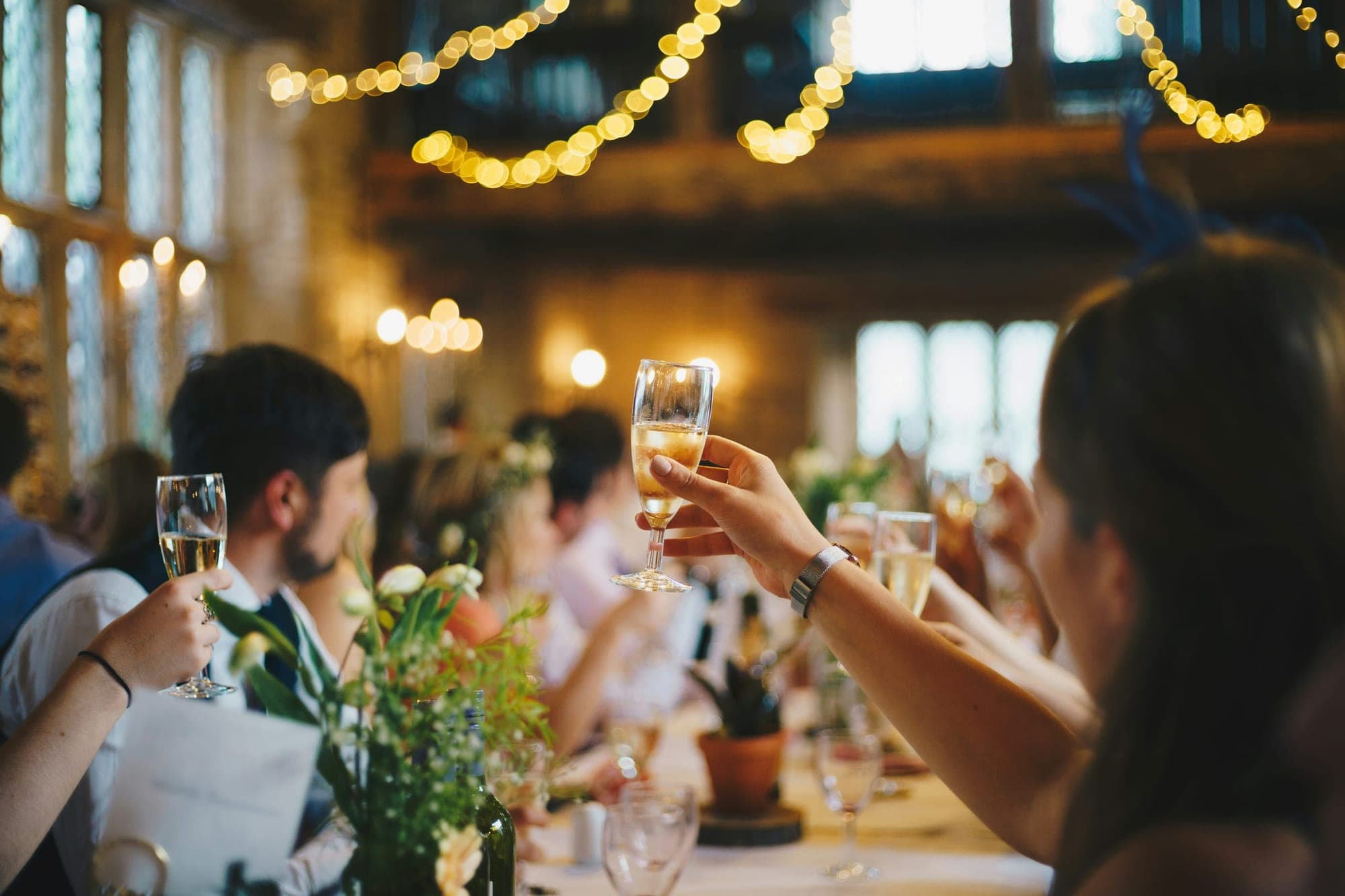 Gasten proosten aan een feestelijk gedekte tafel